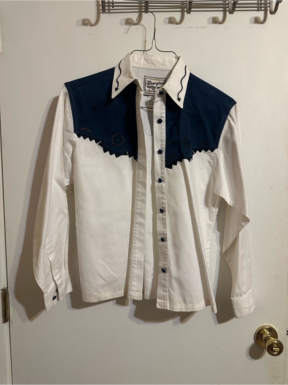 Wrangler White and Navy Western Yoke Button-Down Shirt - Picture 6 of 8